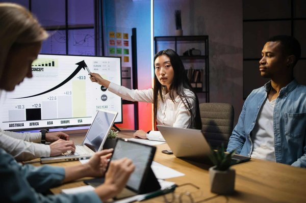 Comment les entreprises de services de consultation peuvent-elles utiliser des outils d'analyse de données pour offrir des conseils personnalisés ?