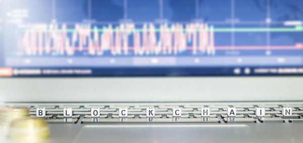 Quelle approche pour intégrer des solutions de blockchain dans les services financiers pour renforcer la sécurité?