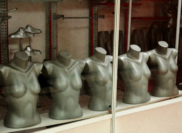 Mannequin vitrine plastique : la solution parfaite pour vos créations